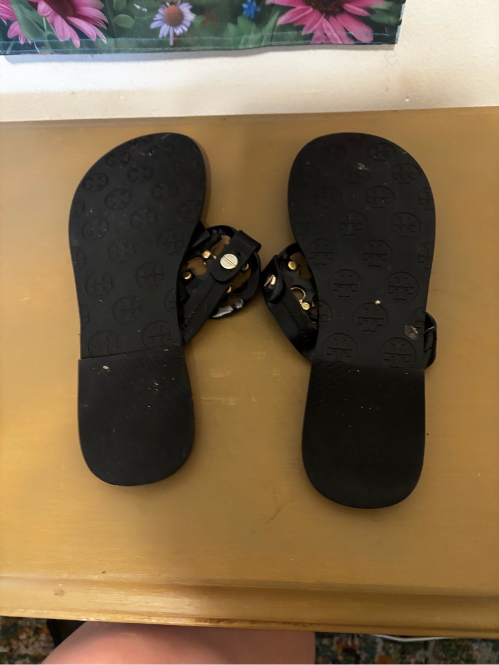 Tory Burch Black Patent Leather Logo Thong Sandals with Gold Hardware - Picture 6 of 8